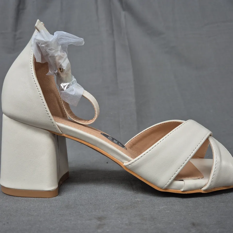 BOXED PAIR OF V BY VERY OPEN TOE BLOCK HEEL SANDALS IN WHITE SIZE 5