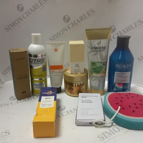 LOT OF ASSORTED COSMETIC ITEMS TO INCLUDE SHAMPOO, TOOTHPASTE AND SPONGES