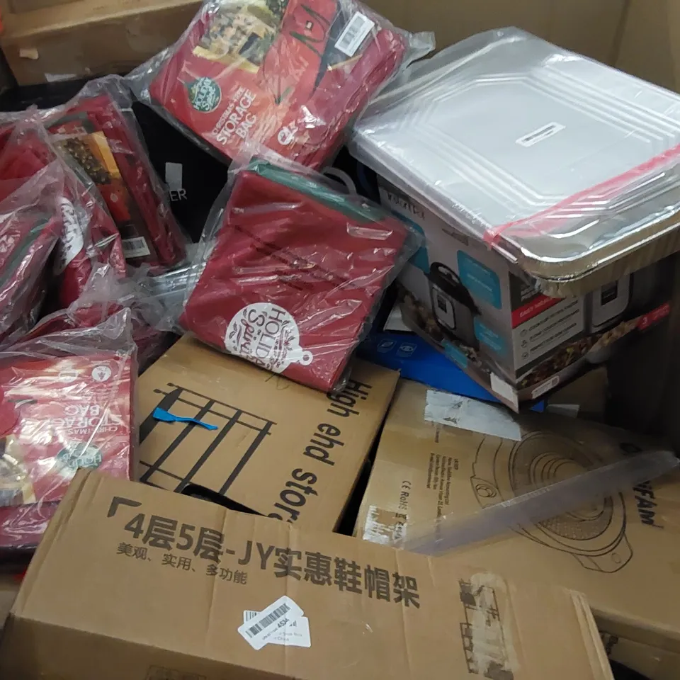 PALLET OF ASSORTED ITEMS INCLUDING: AIR FRYER, ELECTRIC BLANKET, PILLOWS, CHRISTMAS STORAGE BAG, OUTDOOR CHRISTMAS DECORATIONS 