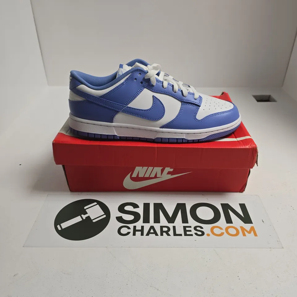 BOXED PAIR OF NIKE DUNK LOW RETRO SNEAKERS IN WHITE/BLUE - UK 10.5