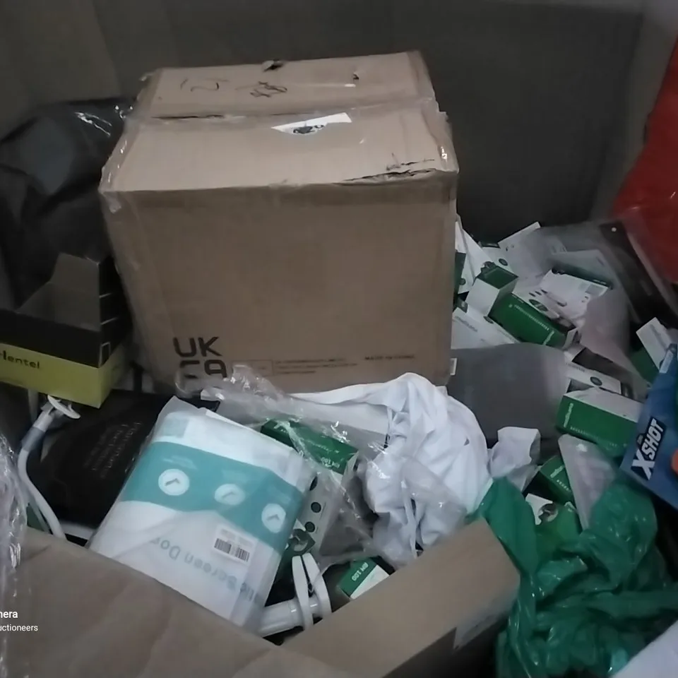 PALLET OF ASSORTED ITEMS INCLUDING WATER GUN, SMART PLANNER, FACE MASKS, SALT + PEPPER MILL, ICE CUBE TRAY, STREET RACING SYNDICATE FOR XBOX
