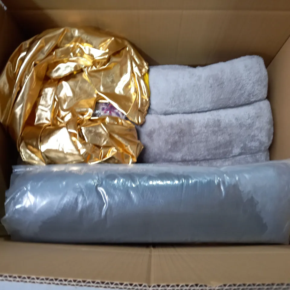 LOT OF ASSORTED HOME FABRIC ITEMS TO INCLUDE WAFFLE THROW, CURTAINS AND COTTON TOTE