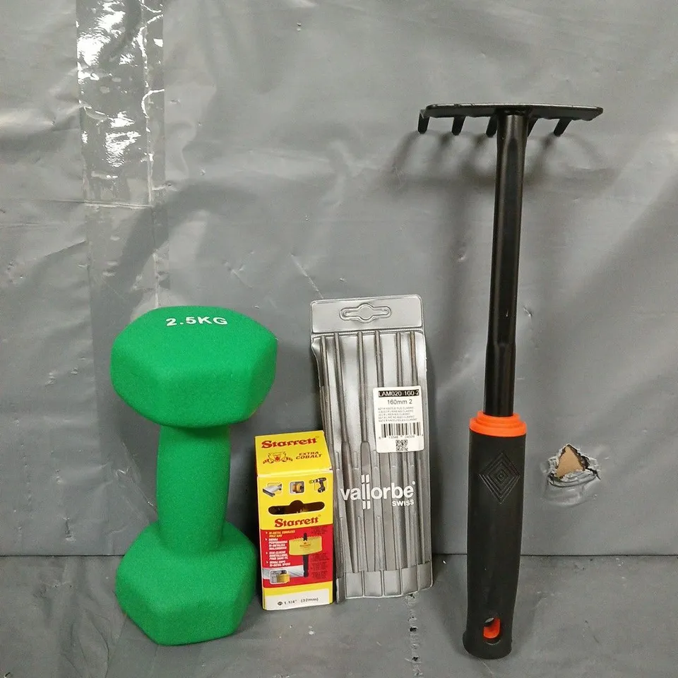 APPROXIMATELY 10 ASSORTED ITEMS TO INCLUDE - 2,5KG DUMBBELL , HAND RAKE ETC