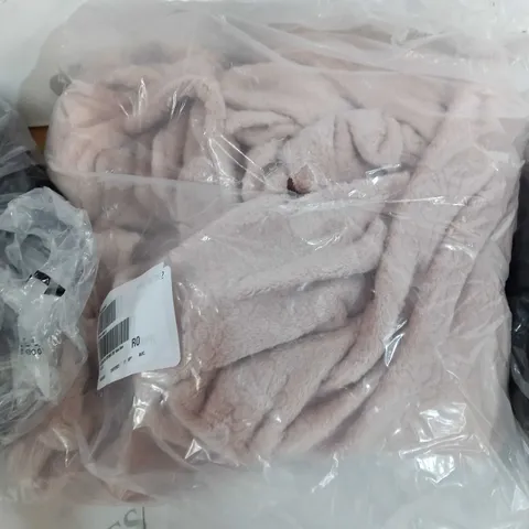 BOX OF ASSORTED ITEMS O INCLUDE - BLACK LEGGINGS -ROSE PJS - BLACK JUMPER