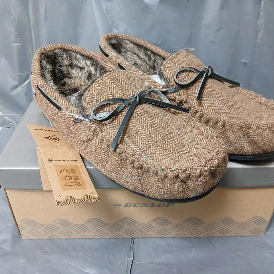 APPROXIMATELY 8 BOXED DUNLOP MENS MOCCASIN ALEX SLIPPERS IN TAN (SIZE 7)