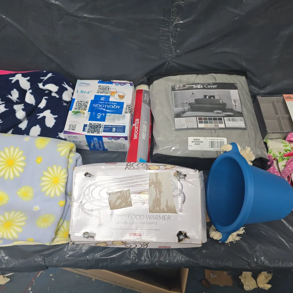 BOX OF APPROXIMATELY 15 ASSORTED HOUSEHOLD ITEMS TO INCLUDE - WATER FILTER, JEWELLERY ORGANISER, AND SOFA COVER ETC. 