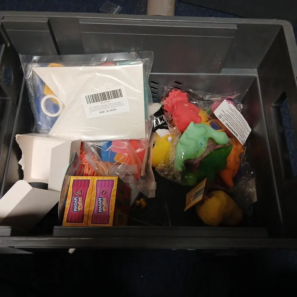 LARGE QUANTITY OF ASSORTED TOYS AND ACCESSORIES TO INCLUDE; YEPVIE ELECTRIC BALLOON PUMP, GLOW BRACELET, CHALK BRIGHTS AND COLOUR MAGICK PENCIL SET