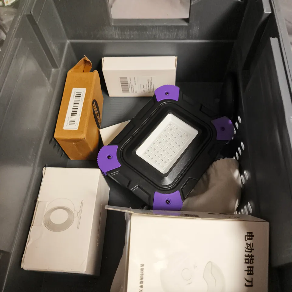 BOX OF APPROXIMATELY 8 ASSORTED ELECTRICAL ITEMS INCLUDING DIMMER SWITCH AND ROUND BASE CHARGING STAND 