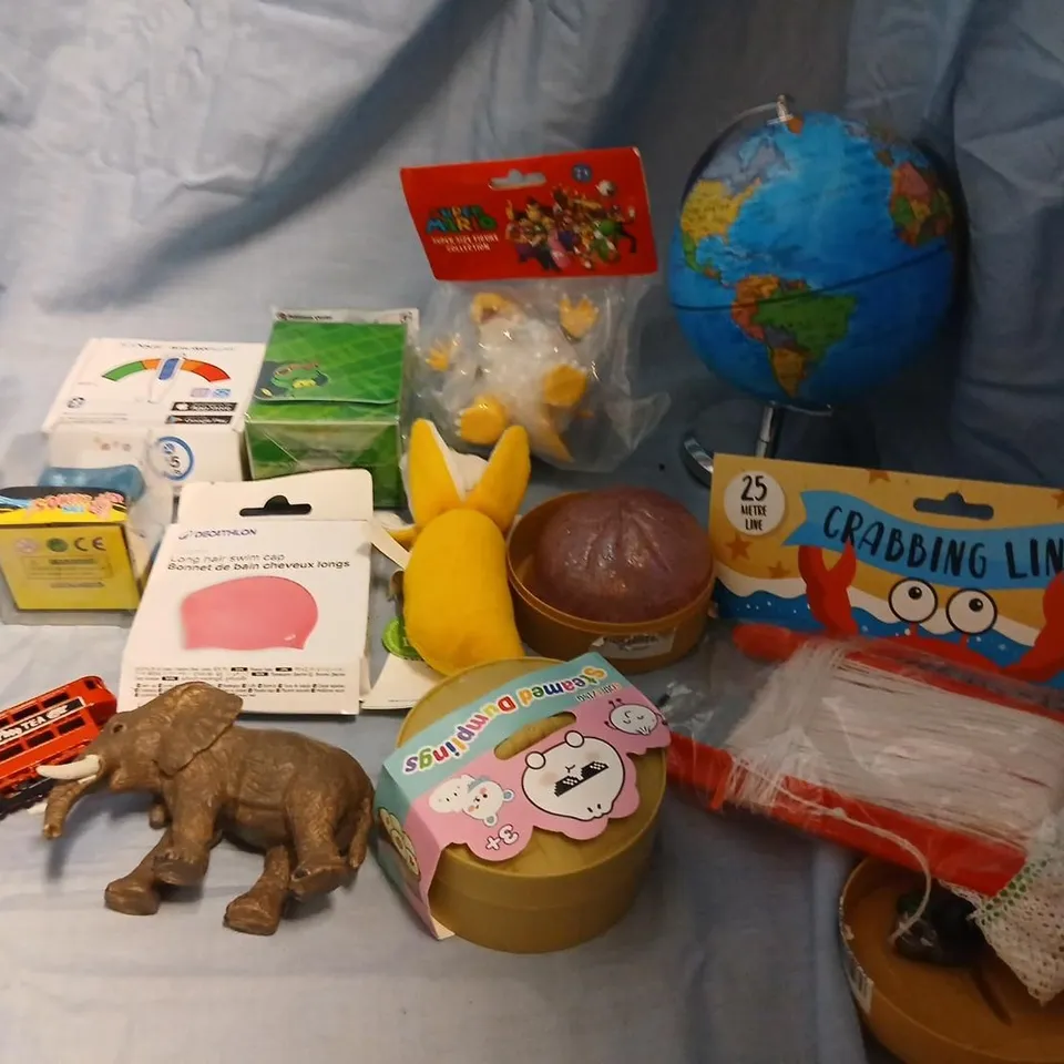 LARGE QUANTITY OF ASSORTED TOYS AND ACCESSORIES TO INCLUDE; GOLF BALLS, CRABBING LINE, MINI GLOBE, SUPER MARIO SUPER SIZE FIGURE COLLECTION, ICOQUIT SMOKERLYZER, DECATHLON SWIM CAP AND SQUEEZE BALL