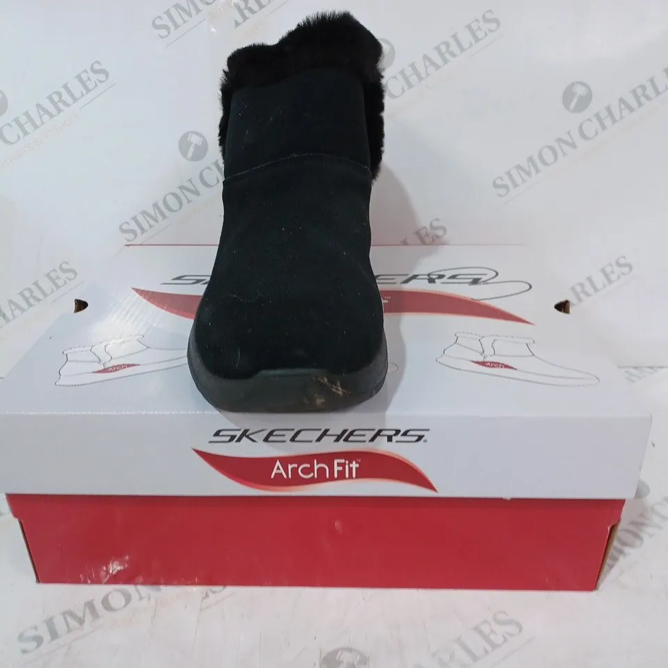 PAIR OF SKECHERS GO WALK ARCH FIT SUEDE CHUGGA BOOT BLACK, UK SIZE 7