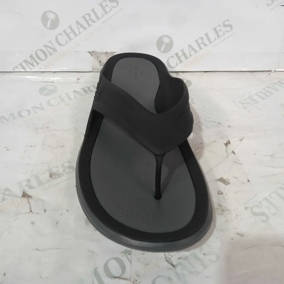 BOXED PAIR OF CROCS SANDALS IN BLACK/GREY SIZE M11