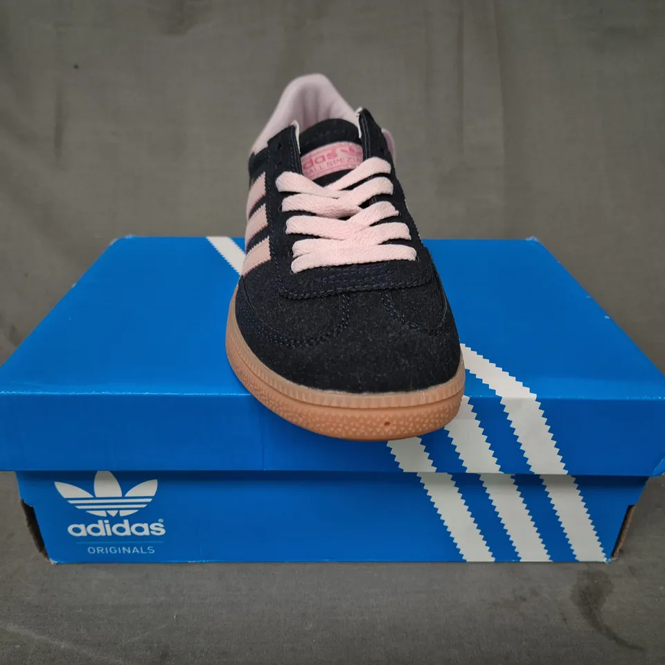 BOXED PAIR OF ADIDAS HANDBALL SPEZIAL SHOES IN BLACK/PINK UK SIZE 5