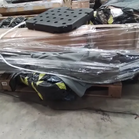 PALLET CONTAINING APPROXIMATELY 6 PARASOLS