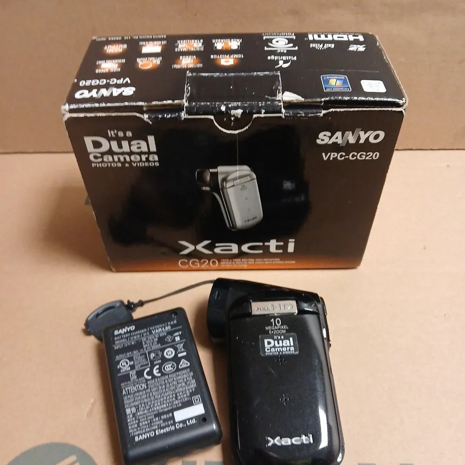 SANYO XACTI CG20 DUAL CAMERA 
