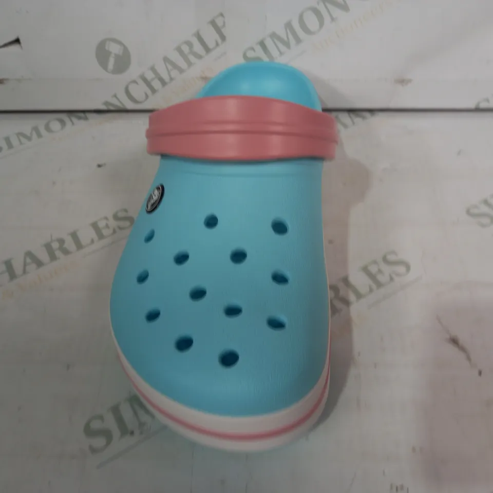BOXED PAIR OF CROCS KIDS CLOGS IN BLUE/PINK UK SIZE J5