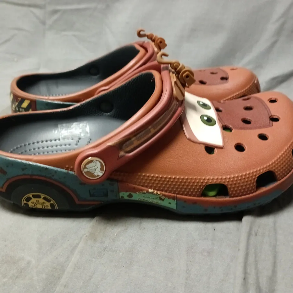 CROCS CLASSIC KIDS SANDALS – BROWN WITH EYE FACE, UK 6 (EU 39-40)