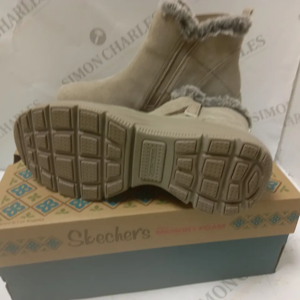 BOXED SKETCHERS MEMORY FOAM MUSHROOM BOOT - SIZE 4