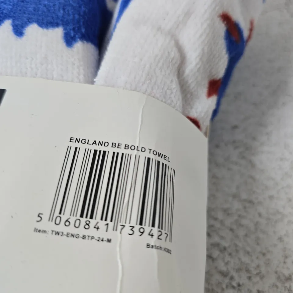 ENGLAND BE BOLD BATH TOWEL – WHITE WITH BLUE AND RED MOTIF
