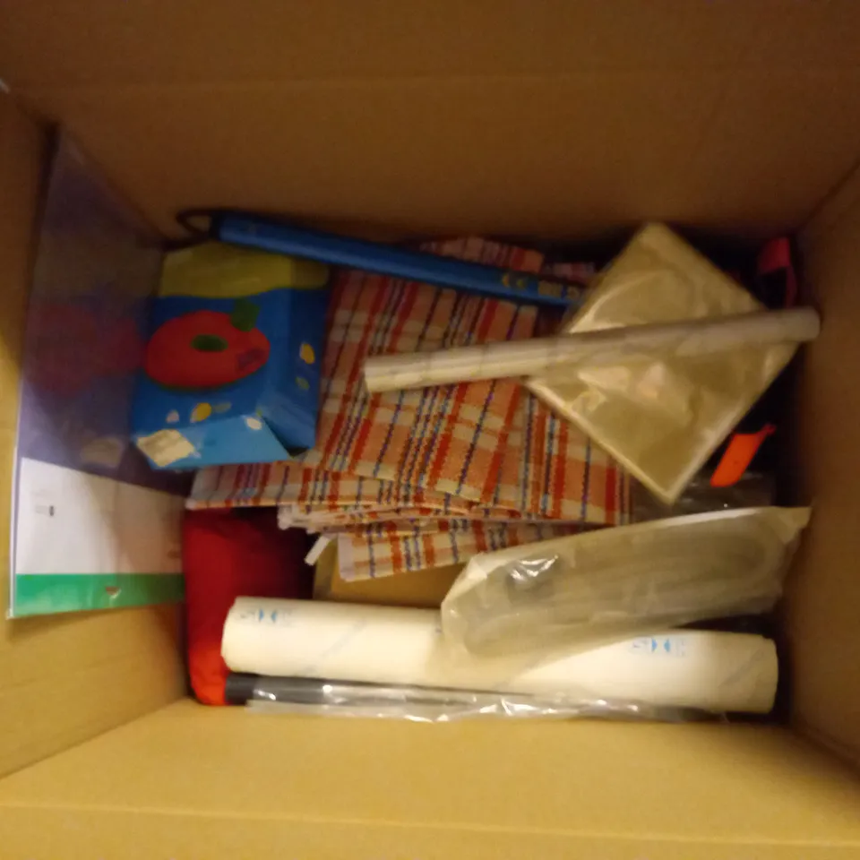 BOXED ASSORTMENT OF APPROXIMATELY 20 GARDEN RELATED PRODUCTS TO INCLUDE BG, GTECH, ZOGGS, ETC