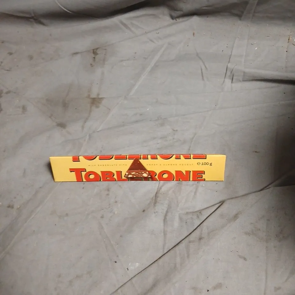 APPROXIMATELY 20 ASSORTED FOOD ITEMS INCLUDING KITKAT CHUNKY , TOBLERONE AND SIMPLY THAI GREEN CURRY RECIPE KIT