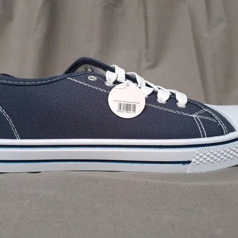 BOXED PAIR OF URBAN JACKS SHOES IN NAVY SIZE 8