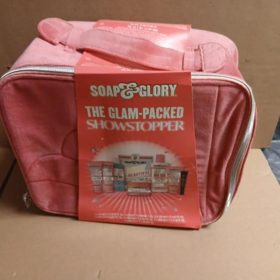 SOAP & GLORY THE GLAM-PACKED SHOWSTOPPER GIFT SET IN PINK COSMETIC BAG