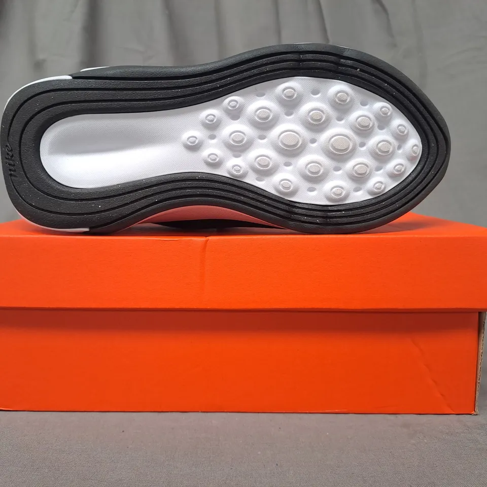 BOXED PAIR OF NIKE INFINITY FLOW KIDS SHOES IN BLACK/WHITE UK SIZE 12