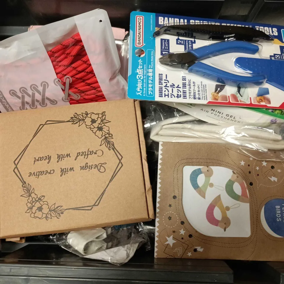 APPROXIMATELY 15 ASSORTED HOUSEHOLD ITEMS TO INCLUDE SHOELACES, BLOOME MINI GEL AIR FRESHENERS, HAND WARMERS, ETC