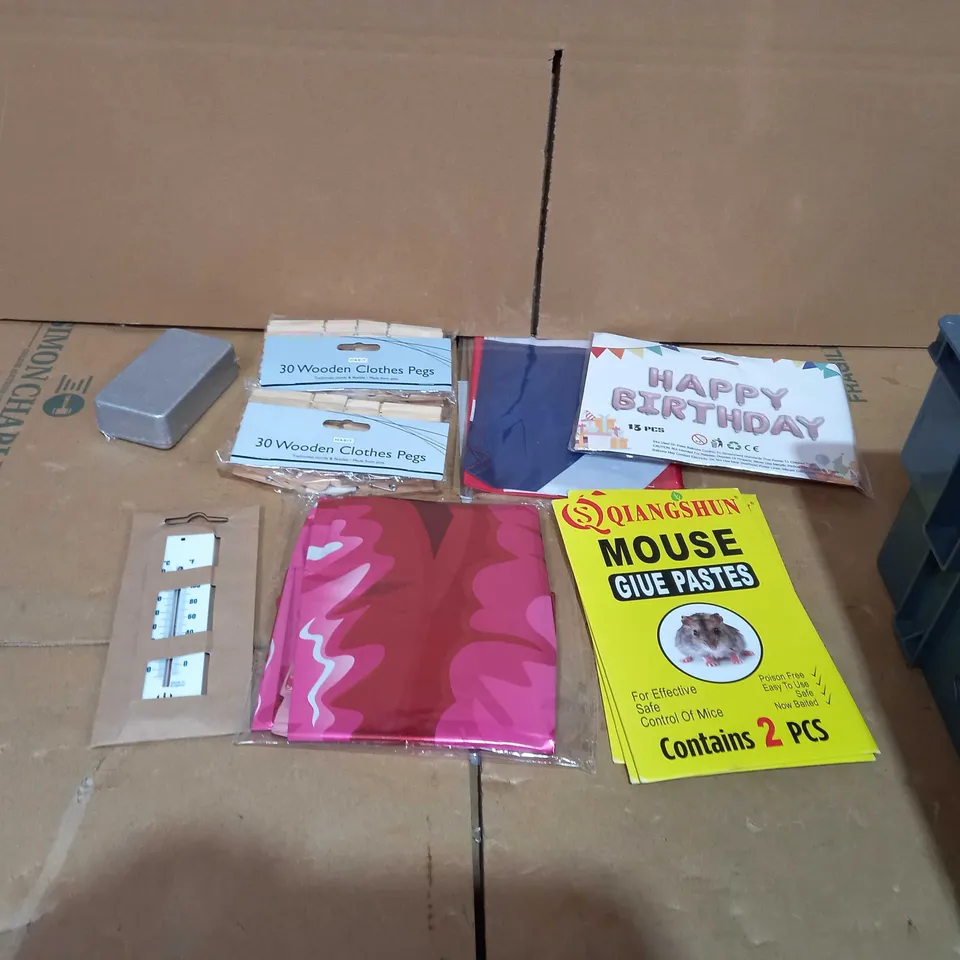 TOTE OF APPROXIMATELY 20 ASSORTED ITEMS TO INCLUDE A BALLOON PARTY SET, A THERMOMETER, 30 WOODEN CLOTHE PEG SET AND A MOUSE GUIE PASTES SET