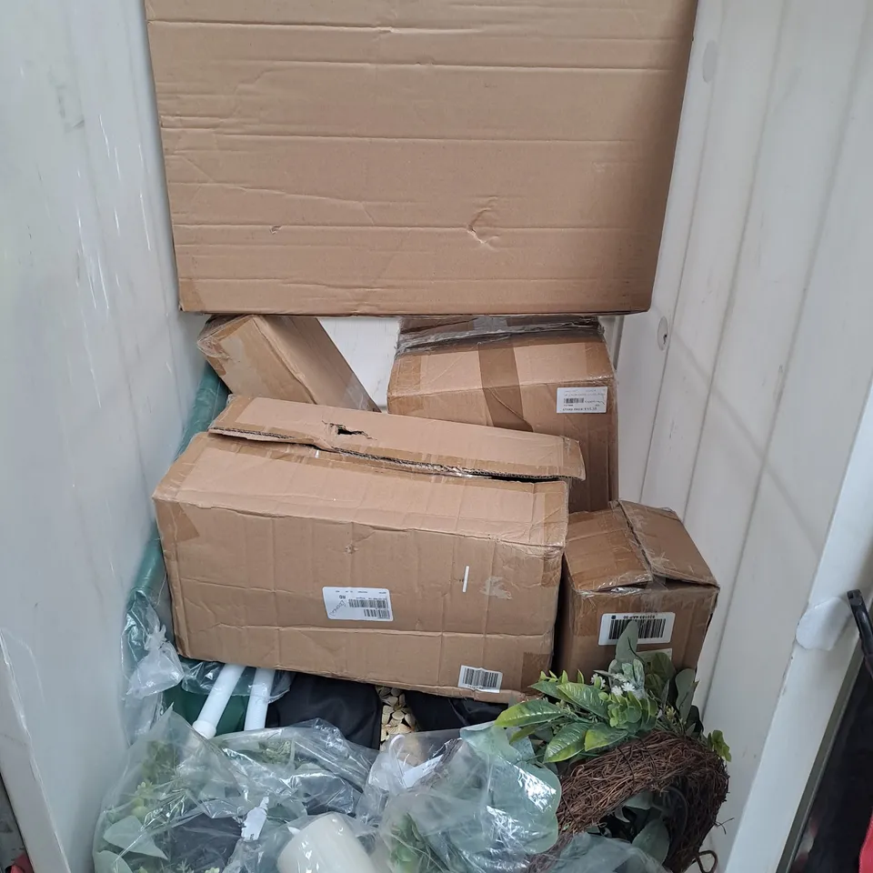CAGE OF APPROXIMATELY 10 ASSORTED HOUSEHOLD ITEMS TO INCLUDE DECORATIVE WREATH, PRE-LIT FESTIVE CANDLE DECORATIONS, HAIR TRIMMER, ETC - COLLECTION ONLY