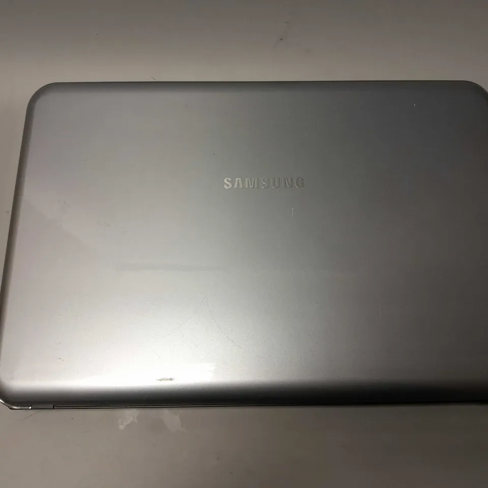 SAMSUNG NP-X520 LAPTOP