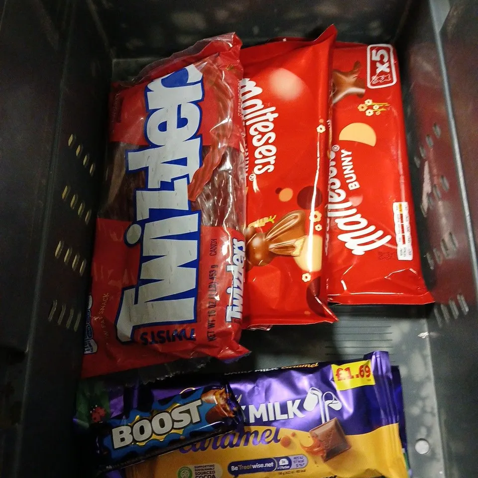 APPROXIMATELY 12 ASSORTED FOOD & DRINK ITEMS TO INCLUDE - CANDY KITTENS WILD & FREE - MALTEASERS BUNNY - KUNAFA DUBAI CHOCOLATE - ETC