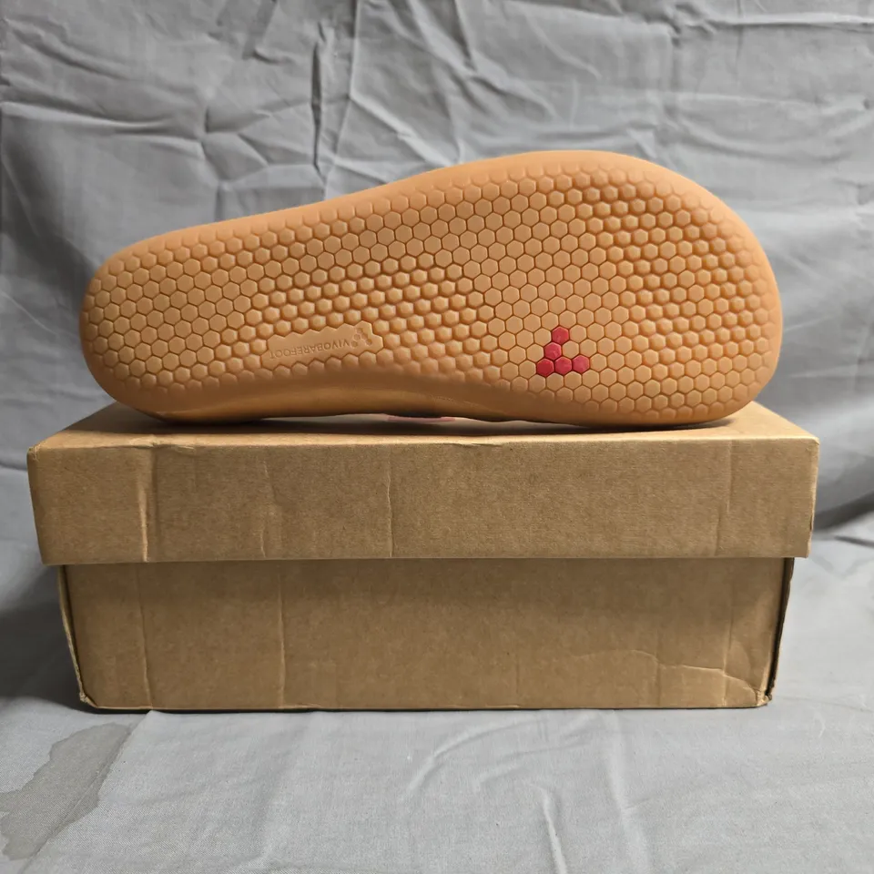 BOXED PAIR OF VIVO BAREFOOT REVIVO OPANKA WOMENS CANVAS SHOES IN WHITE/TAN SIZE EU 40