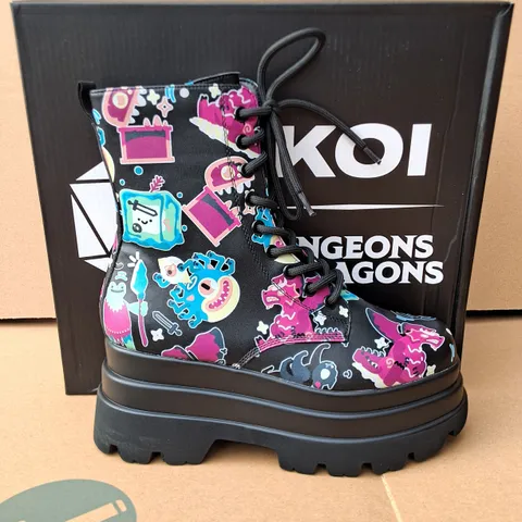 BRAND NEW BOXED KOI D&D LOTTA MONSTERS TRIDENT PLATFORM BOOTS - 6