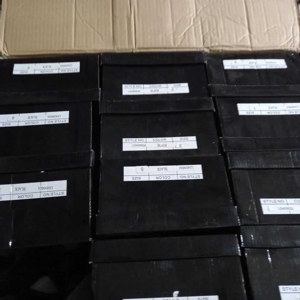 APPROXIMATELY 11 BOXED PAIRS OF MODA CLASS BLACK SHOES IN VARIOUS SIZES TO INCLUDE SIZE 5