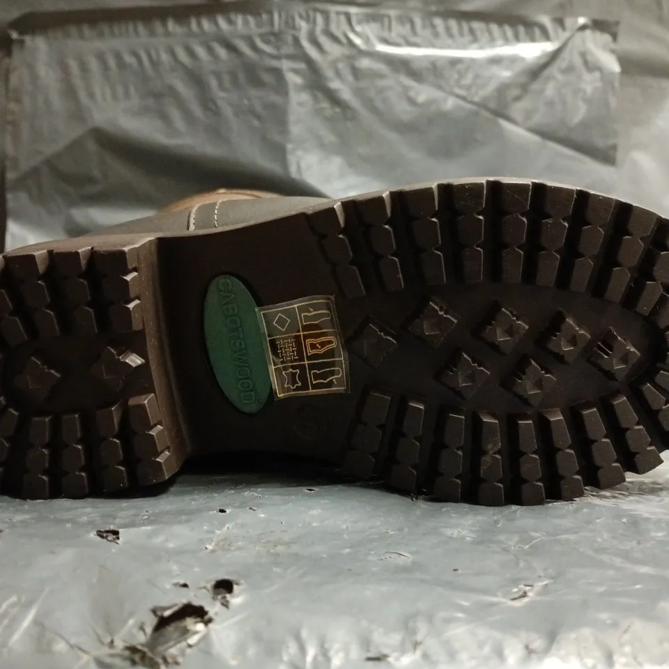 BOXED PAIR OF CABOTSWOOD AMBERLEY 2 COUNTRY BOOTS IN OAK/BISON SIZE EU 37