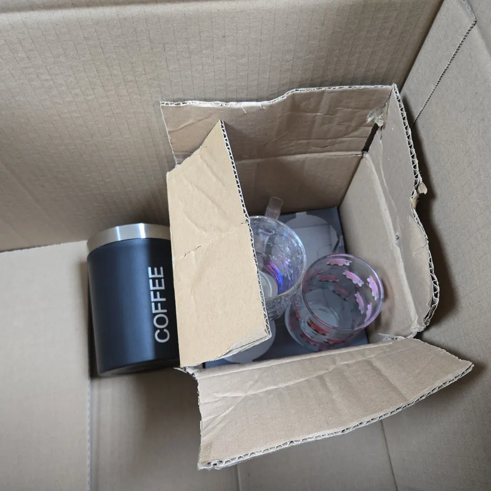 LOT OF ASSORTED HOUSEHOLD ITEMS TO INCLUDE STORAGE SET, CUTLERY AND DRINKS BOTTLES