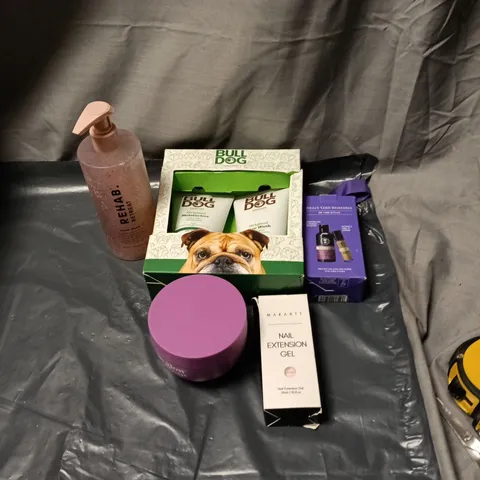 APPROXIMATELY 20 ASSORTED COSMETIC ITEMS INCLUDING BULL DOG GIFT SET, REHAB RETREAT HAND WASH, NAIL EXTENSION GEL, NEALS YARD ME TIME RITUAL ETC