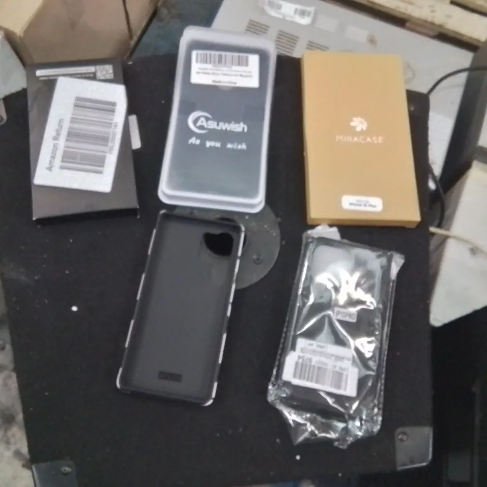 PALLET CONTAINING A LARGE QUANTITY OF PHONE CASES 