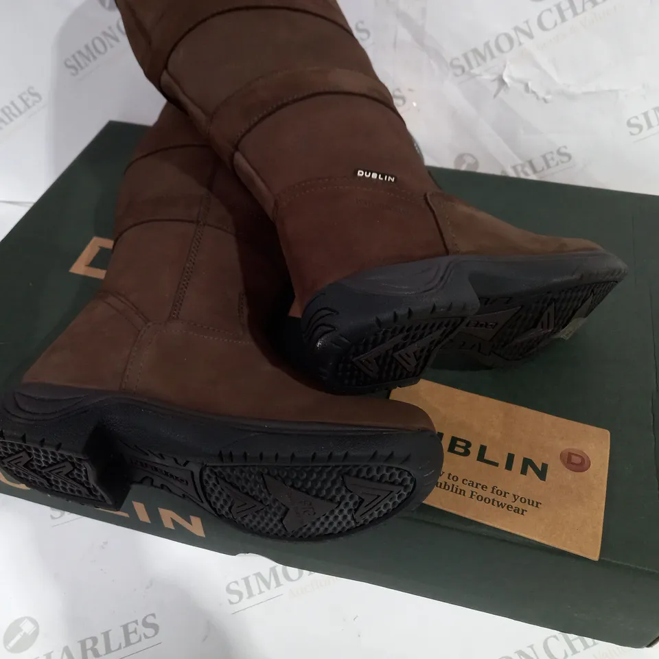 BOXED PAIR OF DUBLIN CHOCOLATE LADIES RIVER BOOTS III SIZE 6
