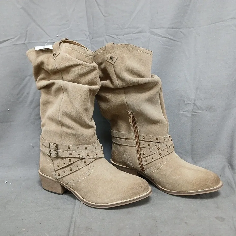 BOXED PAIR OF JOE BROWNS BEAUMONT SLOUCH SUEDE BOOTS IN STONE SIZE 6