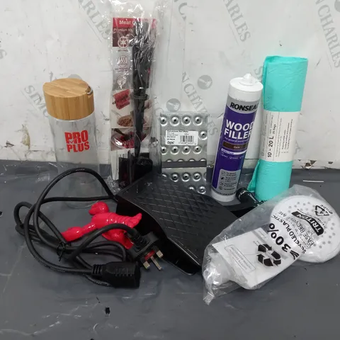 APPROXIMATELY 15 ASSORTED ITEMS TO INCLUDE GALVANIZED NAIL PLATES, GLASS WATER BOTTLE, RONSEAL WOOD FILLER, SHOWER HEAD, MEAT CHOPPER, COMPOSTABLE REFUSE BAGS