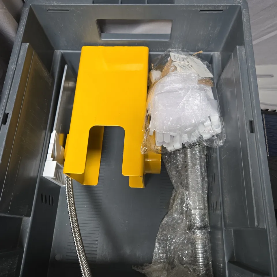 APPROXIMATELY 15 MIXED WORKSHOP ACCESSORIES