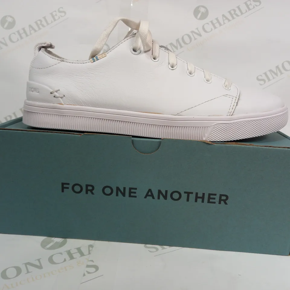 BOXED PAIR OF TOMS SHOES IN WHITE UK SIZE 6.5