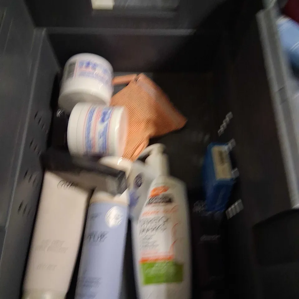APPROXIMATELY 20 ASSORTED HEALTH AND BEAUTY PRODUCTS TO INCLUDE; DOVE, TRESEMME, PANTENNE AND GRUM