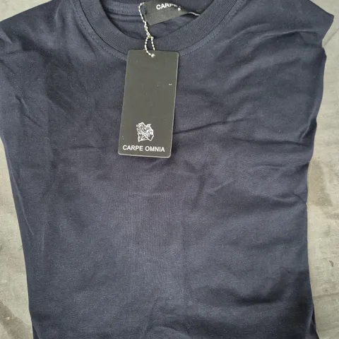 CARPE OMNIA T-SHIRT IN NAVY SIZE SMALL