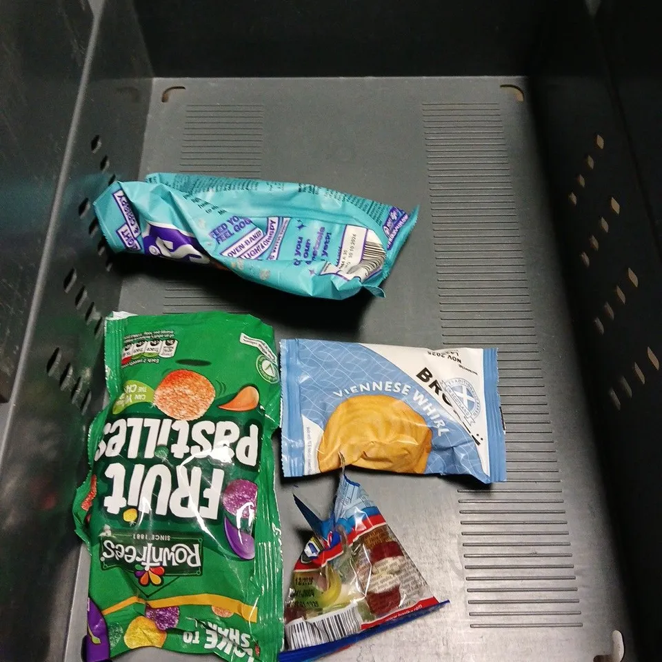 APPROXIMATELY 12 ASSORTED FOOD & DRINK ITEMS TO INCLUDE - BAKER BOXX - LAZYDAY MILLIONARE'S SHORTBREAD - CADBURY DAIRY MILK BAR - ETC