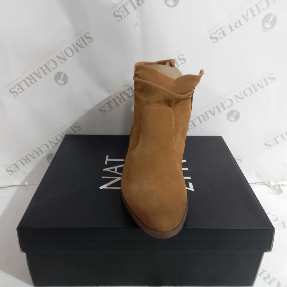 BOXED NATURALIZER GINA ANKLE BOOTS IN TAN - SIZE 6
