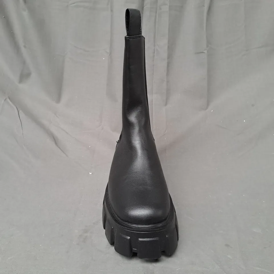 BOXED PAIR OF PRETTY LITTLE THING WIDE FIT CHUNKY BOOTS IN BLACK UK SIZE 6