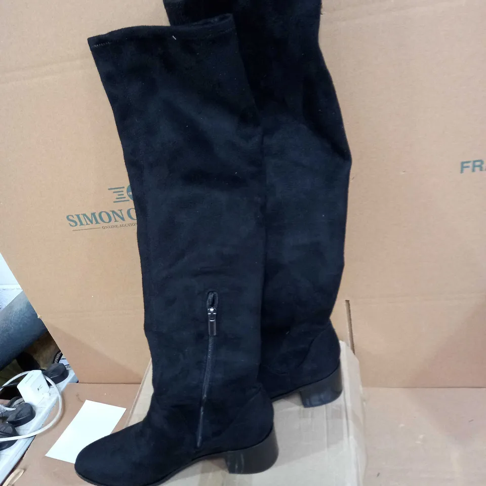 CLARKS OVER THE KNEE BOOT IN BLACK SIZE 6 
